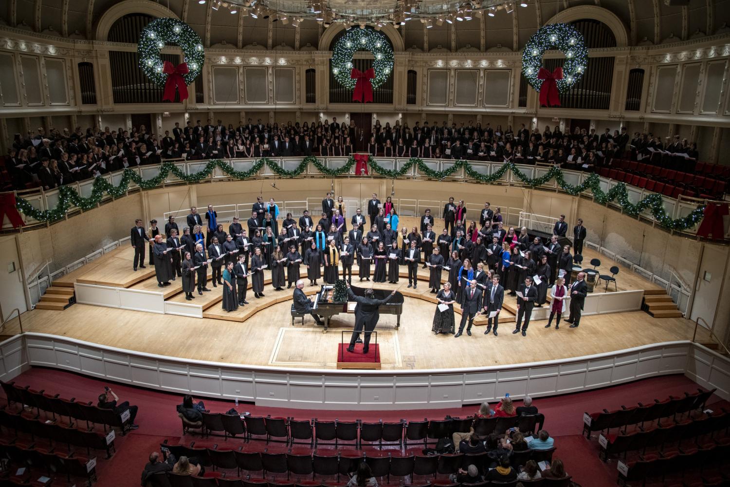 The <a href='http://hwod.3600151.com'>bv伟德ios下载</a> Choir performs in the Chicago Symphony Hall.